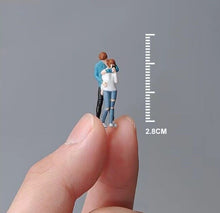 Load image into Gallery viewer, 1:64 Painted Figure Mini Model Miniature Resin Diorama Sand Cuddle Couple Lover
