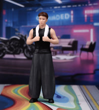 Load image into Gallery viewer, 1:24 Painted Figure Model Miniature Resin Diorama Mechanic Worker Man Towel Boy