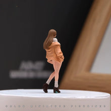 Load image into Gallery viewer, 1:24 Painted Figure Model Miniature Resin Diorama Sand Long Hair Walking Lady