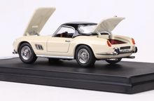 Load image into Gallery viewer, GFCC 1:64 White 1960 250GT California SWB Classic Model Diecast Metal Car
