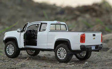 Load image into Gallery viewer, Maisto 1:27 White 2017 Colorado ZR2 Pickup Off Road Model Diecast Metal Car
