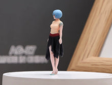 Load image into Gallery viewer, 1:64 Painted Figure Model Miniature Resin Diorama Toy Sand Sexy Girl Lady Beauty