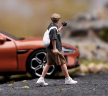 Load image into Gallery viewer, 1:64 Painted Figure Model Miniature Resin Sand Diorama Backpack Man Shooting