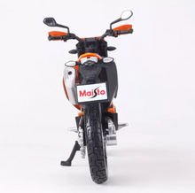 Load image into Gallery viewer, Maisto 1:12 Orange 2023 KTM 690 SMC R Motorcycle Bike Sports Model Diecast New Collection