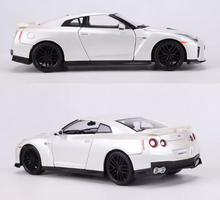 Load image into Gallery viewer, Bburago 1:24 White JDM 2017 GTR R35 Racing Sports Model Diecast Metal Car New Collection