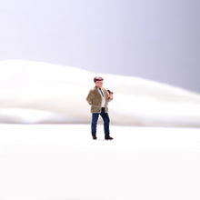 Load image into Gallery viewer, 1:64 Painted Unpainted Figure Model Miniature Resin Diorama Sand Smoking Man Toy New