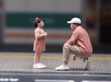 Load image into Gallery viewer, 1:64 Painted Figure Model Miniature Resin Sand Diorama Father and Daughter Set