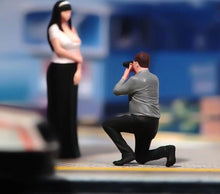 Load image into Gallery viewer, 1:64 Painted Figure Model Miniature Resin Diorama Sand Camera Man Photographer New Collection