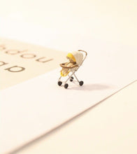 Load image into Gallery viewer, 1:64 Painted Figure Model Miniature Resin Diorama Outdoor Family Day Kiteflying