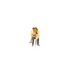 Load image into Gallery viewer, 1:64 Painted Figure Mini Model Miniature Resin Diorama Sand Lovers Couple SET