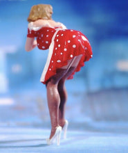 Load image into Gallery viewer, 1:64 Painted Unpainted Figure Model Miniature Resin Diorama Sexy Woman Bend Sand New