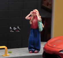 Load image into Gallery viewer, 1:64 Painted Figure Model Miniature Resin Diorama Sand Fashion Lady Sunglasses