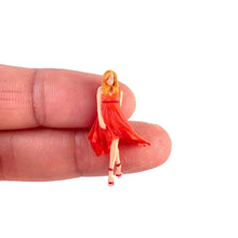 Load image into Gallery viewer, 1:64 Painted Figure Model Miniature Resin Diorama Proposing Man Pretty Woman