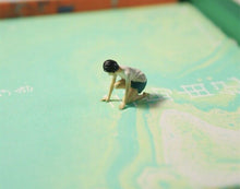 Load image into Gallery viewer, 1:64 Painted Figure Model Miniature Resin Diorama Sand Outdoor Picnic Camping