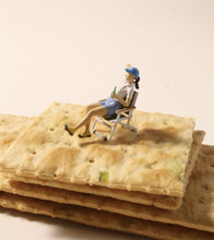 Load image into Gallery viewer, 1:64 Painted Figure Model Miniature Resin Diorama Sand Outdoor Picnic BBQ Party