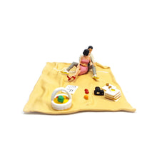 Load image into Gallery viewer, 1:64 Painted Figure Mini Model Miniature Resin Diorama Picni Camping Couple Sand