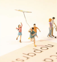 Load image into Gallery viewer, 1:64 Painted Figure Model Miniature Resin Diorama Outdoor Family Day Kiteflying