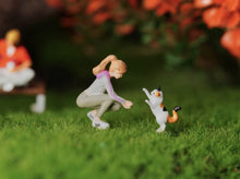 Load image into Gallery viewer, 1:64 Painted Figure Model Miniature Resin Diorama Sand Pet Walk Cat Kitten Toy