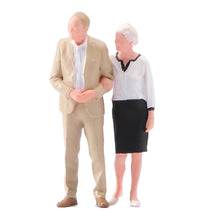 Load image into Gallery viewer, 1:24 Painted Figure Model Miniature Resin Diorama Sand Elderly Couple Lovers