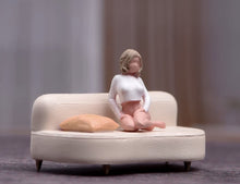 Load image into Gallery viewer, 1:64 Painted Figure Model Miniature Resin Sand Kneeling Beauty Woman Girl Blond