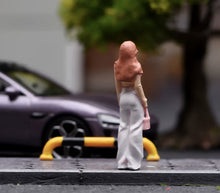 Load image into Gallery viewer, 1:64 Painted Figure Model Miniature Resin Casual Beauty Trendy Lady Holding Bag