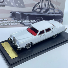 Load image into Gallery viewer, Sunstar 1:64 White 1979 Continental Town Classic Model Diecast Metal Car New Collection
