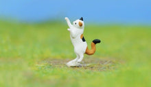 Load image into Gallery viewer, 1:64 Painted Figure Model Miniature Resin Diorama Sand Pet Walk Cat Kitten Toy