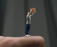 Load image into Gallery viewer, 1:64 Painted Figure Mini Model Miniature Resin Diorama Sand Man Lifting Box
