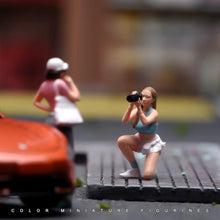 Load image into Gallery viewer, 1:24 Painted Figure Model Miniature Resin Diorama Sand Beauty Photographer