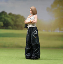 Load image into Gallery viewer, 1:24 Painted Figure Model Miniature Resin Diorama Fashion Short Brown Hair Woman