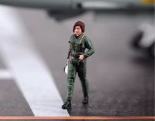 Load image into Gallery viewer, 1:24 Painted Figure Model Miniature Resin Diorama Sand Woman Pilot Captain