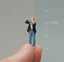 Load image into Gallery viewer, 1:64 Painted Figure Mini Model Miniature Resin Diorama Sand Taking Picture Girl New Scene