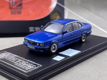 Load image into Gallery viewer, DCM 1:64 Blue E34 5-Series Sedan Classic Sports Model Diecast Metal Car New Collection