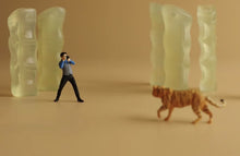 Load image into Gallery viewer, 1:64 Painted Figure Model Miniature Resin Diorama Sand Wild Photographer Tiger