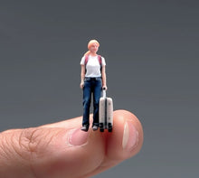 Load image into Gallery viewer, 1:64 Painted Figure Model Miniature Resin Diorama Toy Sand Woman With Luggage