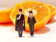 Load image into Gallery viewer, 1:64 Painted Figure Model Miniature Resin Diorama Sand Graduate Student Girl Boy