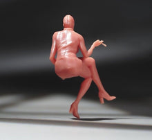 Load image into Gallery viewer, 1:64 Painted Unpainted Figure Model Miniature Resin Diorama Sand Sitting Lady