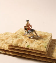 Load image into Gallery viewer, 1:64 Painted Figure Model Miniature Resin Diorama Sand Outdoor Picnic BBQ Party