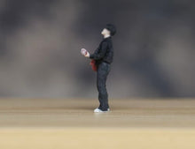 Load image into Gallery viewer, 1:64 Painted Figure Model Miniature Resin Diorama Sand Man Boy With Guitar Sing