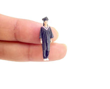 Load image into Gallery viewer, 1:64 Painted Figure Model Miniature Resin Diorama Sand Graduate Student Girl Boy