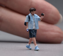 Load image into Gallery viewer, 1:64 Painted Figure Model Miniature Resin Diorama Toy Sand Walking Couple Lovers
