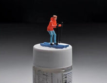 Load image into Gallery viewer, 1:64 Painted Figure Mini Model Miniature Resin Diorama Ski Snowboarding Skiers