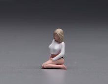 Load image into Gallery viewer, 1:64 Painted Figure Model Miniature Resin Sand Kneeling Beauty Woman Girl Blond