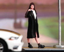 Load image into Gallery viewer, 1:64 Painted Figure Model Miniature Resin Diorama Sand Walking Girl With Bag Toy New Collection