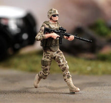 Load image into Gallery viewer, 1:64 Painted Figure Model Miniature Resin Diorama Sand Five Pieces Set Policeman New