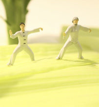 Load image into Gallery viewer, 1:64 Painted Figure Model Miniature Resin Diorama Toy Outdoor Park Scene Frisbee