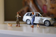 Load image into Gallery viewer, 1:64 Painted Figure Model Miniature Resin Diorama Sand Hunter Hound Dog Man Set