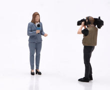Load image into Gallery viewer, 1:24 Painted Figure Model Miniature Resin Diorama Journalist Interview Set