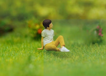 Load image into Gallery viewer, 1:64 Painted Figure Model Miniature Resin Diorama Outdoor Picnic Camping Reading Collection