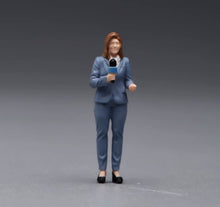 Load image into Gallery viewer, 1:24 Painted Figure Model Miniature Resin Diorama Sand Journalist Interview Set